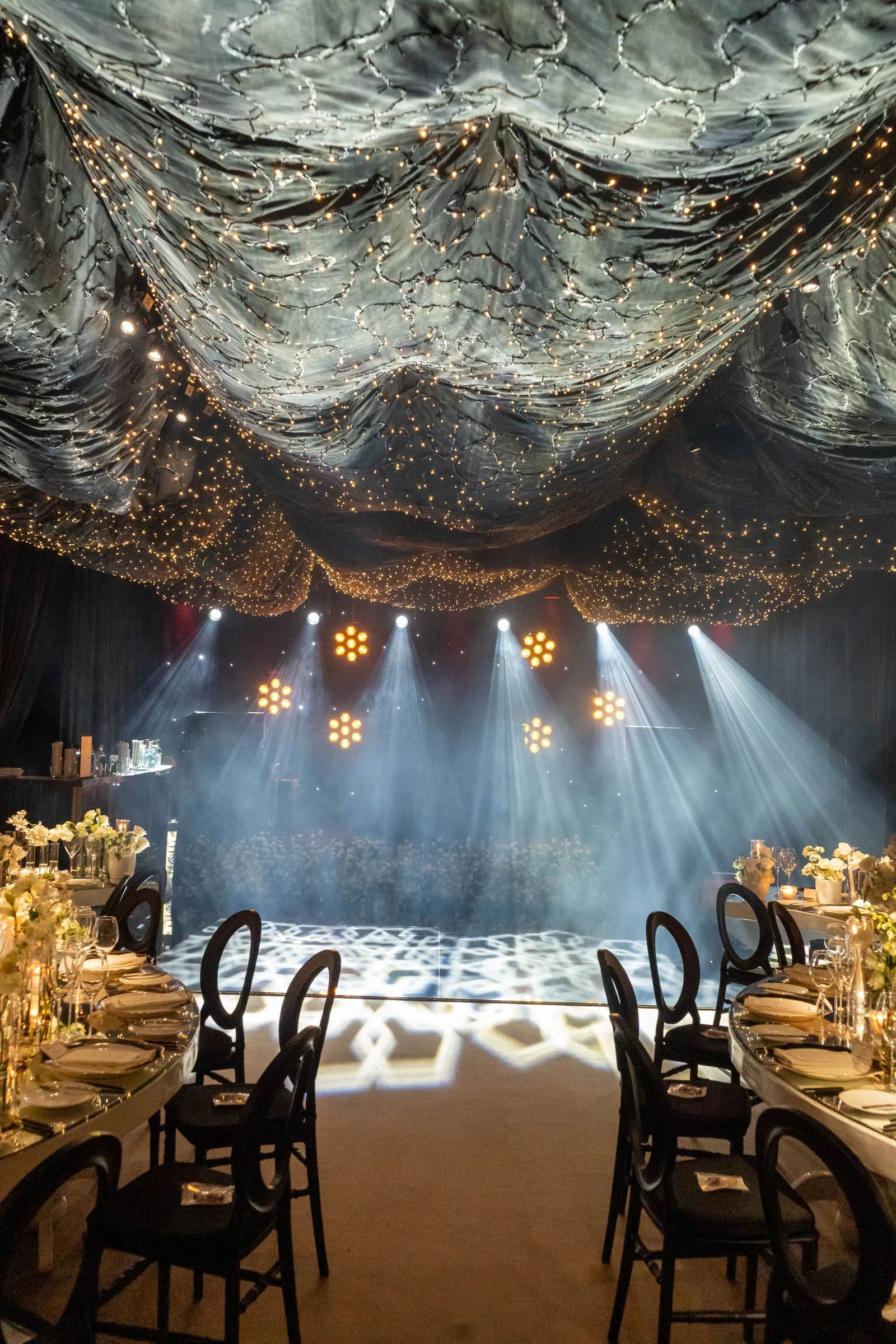 Salle de réception mise en lumière pour un événement